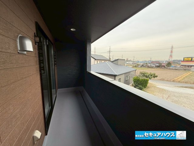 【本日ご案内可能】日進市梅森台　全3棟のバルコニー|【バルコニー】
◆見晴らしもよく、太陽の温かな温もりをめいっぱい受け止めてくれます。
太陽の光と爽やかな風を受けたお洗濯物はあっという間に乾き、取りこむ時には太陽の匂いを感じられそうですね。　