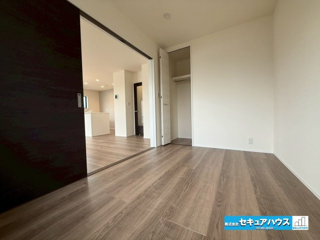 【本日ご案内可能】日進市梅森台　全3棟の洋室|【1階洋室】
◆リビングに続く洋室は扉を開ければ開放感が増します。
◆将来階段の上り下りが不要なお部屋のため役立ちます。