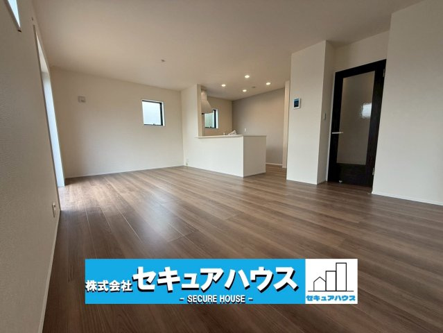 【本日ご案内可能】日進市梅森台　全3棟の居間・リビング|【LDK】
◆通学から帰宅し、リビングルームで会話を楽しむ子ども達。リビングから臨む景色は太陽色に染まり、解放感溢れゆったりとしたひと時を過ごすことが出来る素敵な空間です。