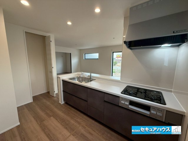 【本日ご案内可能】日進市梅森台　全3棟のキッチン|【キッチンから見たリビング】
◆対面式キッチンのためリビングの様子を見ながら料理できます♪