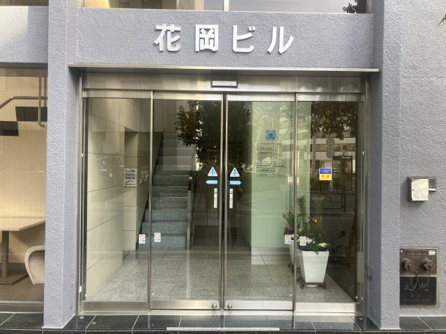 花岡ビル　4Fのエントランス