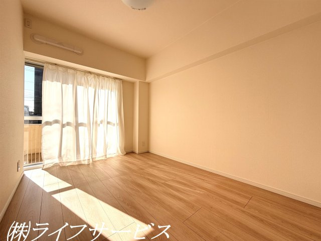 【洋室】 | ニュー大阪ハイツ（宮原２丁目） | バルコニー側洋室5.8帖／クローゼット有、エアコン先行配管済！