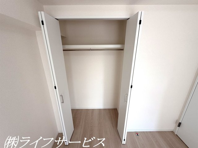 【収納】 | ニュー大阪ハイツ（宮原２丁目） | バルコニー側洋室5.8帖／クローゼット有、エアコン先行配管済！