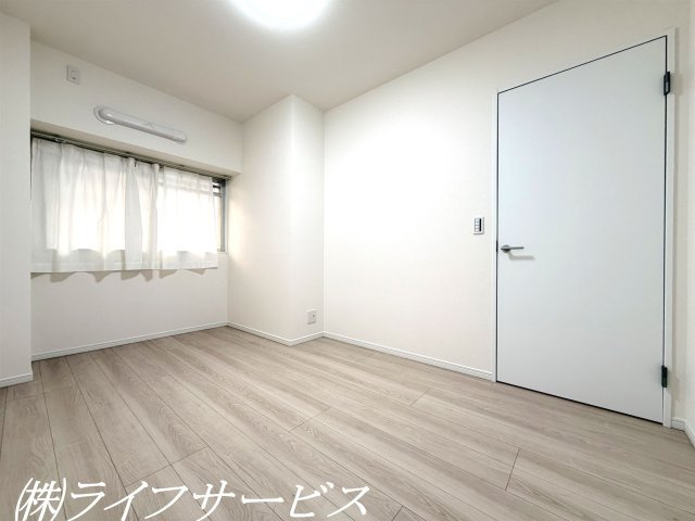 【洋室】 | ニュー大阪ハイツ（宮原２丁目） | 玄関側洋室6.0帖／ワイドクローゼットあり！エアコン先行配管済！