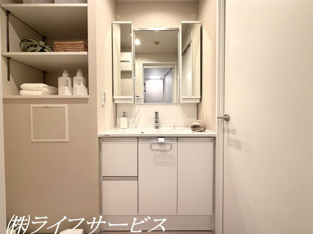 【洗面所】 | ニュー大阪ハイツ（宮原２丁目） | 三面鏡タイプのシャワー付洗面化粧台／身支度を整えるのに便利です！