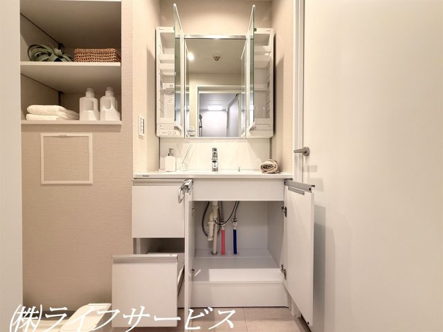 【洗面所】 | ニュー大阪ハイツ（宮原２丁目） | 三面鏡タイプのシャワー付洗面化粧台／収納部分充実しています！