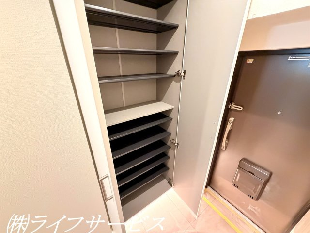 【玄関】 | ニュー大阪ハイツ（宮原２丁目） | 玄関／天井高のシューズボックスあり！エコカラット施工でデザイン性も◎