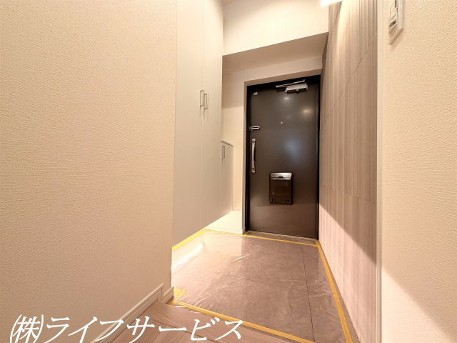 【玄関】 | ニュー大阪ハイツ（宮原２丁目） | 玄関／天井高のシューズボックスあり！エコカラット施工でデザイン性も◎