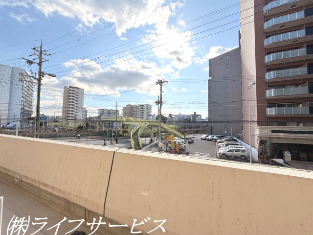 【バルコニー】 | ニュー大阪ハイツ（宮原２丁目） | バルコニーからの眺望／目の前は道路を挟んで駐車場です！