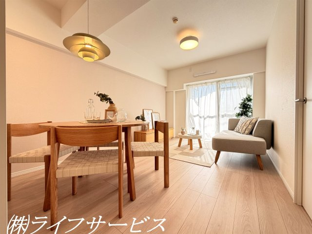 【居間・リビング】 | ニュー大阪ハイツ（宮原２丁目） | リビングルーム12.7帖／南向きのリビングは陽当たり良好！室内水回りもリフォーム済につきすぐのご入居が可能！