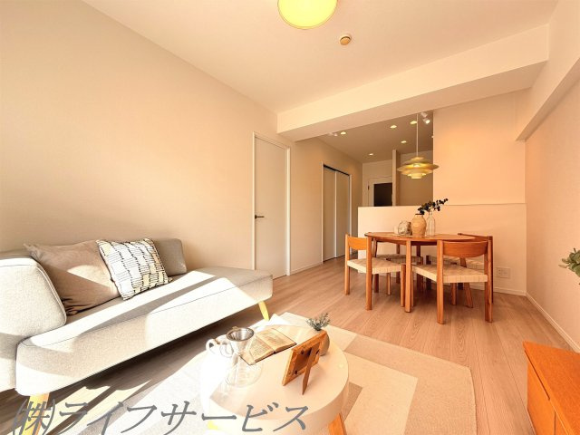 【居間・リビング】 | ニュー大阪ハイツ（宮原２丁目） | リビングルーム12.7帖／南向きのリビングは陽当たり良好！室内水回りもリフォーム済につきすぐのご入居が可能！