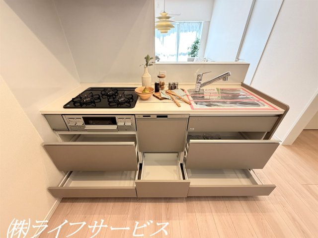 【キッチン】 | ニュー大阪ハイツ（宮原２丁目） | 使い勝手の考えられたスライド式収納