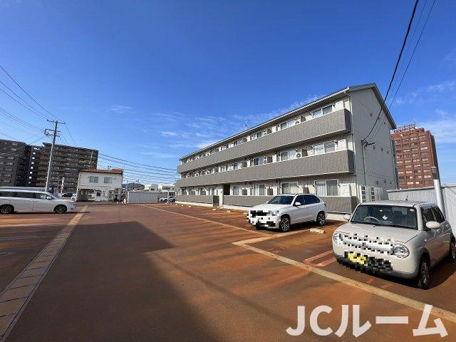 レフィナードCの駐車場