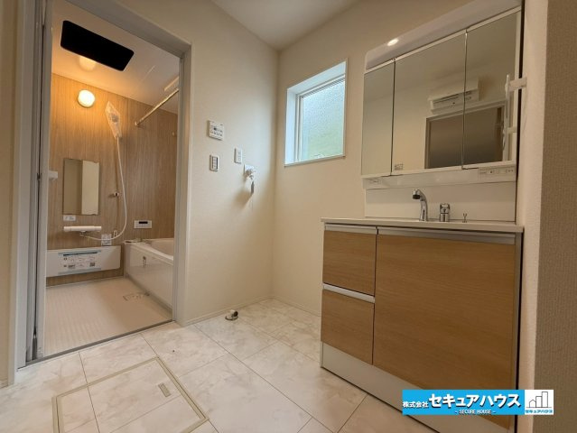 【本日ご案内可能】日進市梅森台　全3棟の浴室|【浴室】
◆アクセントパネルで落ち着きのある雰囲気を演出します。毎日の疲れを癒やすバスタイムをお楽しみ下さい！
◆窓付きで、カビの繁殖を抑える効果があります。