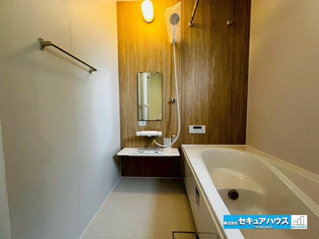 【本日ご案内可能】日進市梅森台　全3棟のトイレ|【高機能トイレ】
◆高機能トイレの多くは便器のフタの開閉が自動であり、使用後に手動で水を流す面倒もなく非常に便利です。スタイリッシュな見た目で、お掃除しやすく、節水効果が高いです。
