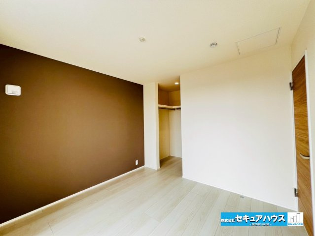 【本日ご案内可能】日進市梅森台　全3棟の洋室|【洋室】
◆家族一人ひとりの大切なプライベート空間。趣味に合わせて使って頂けるようシンプルに仕上げてあります。暮らし心地を大きく左右する収納を、適材適所に配置し使い勝手を考慮しました。　