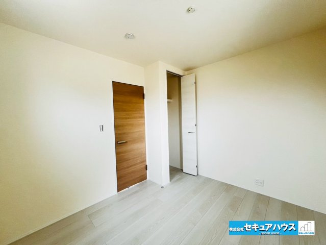 【本日ご案内可能】日進市梅森台　全3棟のバルコニー|【バルコニー】
◆見晴らしもよく、太陽の温かな温もりをめいっぱい受け止めてくれます。
太陽の光と爽やかな風を受けたお洗濯物はあっという間に乾き、取りこむ時には太陽の匂いを感じられそうですね。　