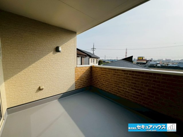 【本日ご案内可能】日進市梅森台　全3棟のキッチン|【キッチン】
◆広々としたキッチンスペースのため家族で並んで料理できます。
◆アクセントクロスを使用することによりお洒落なキッチンスペースです♪