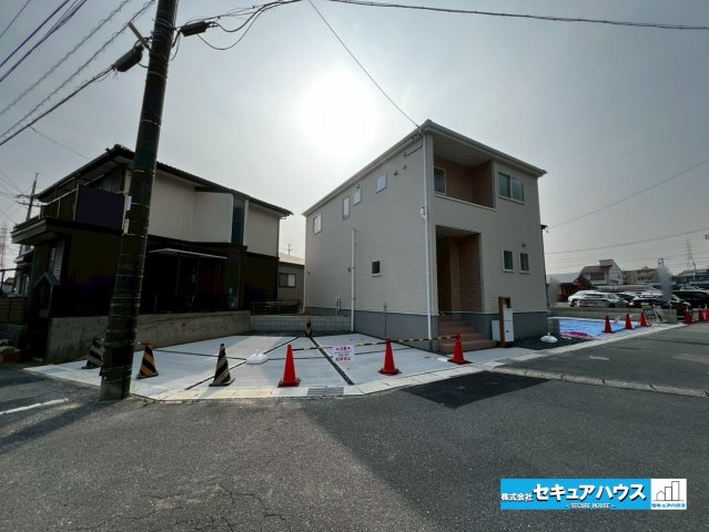 【本日ご案内可能】日進市梅森台　全3棟の駐車場|【駐車場】
◆駐車並列3台可能！（但し、車種による）
◆前面道路5.4～5.8ｍの幅員道路に面しており、車通りが少ないため駐車も楽々です。閑静な住宅街に位置しているため住みやすい環境です。　　　　　　