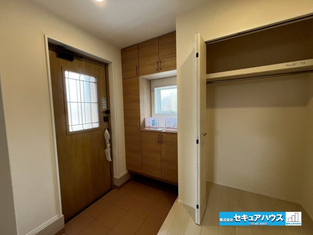 【本日ご案内可能】日進市梅森台　全3棟の居間・リビング|【LDK】
◆通学から帰宅し、リビングルームで会話を楽しむ子ども達。リビングから臨む景色は太陽色に染まり、解放感溢れゆったりとしたひと時を過ごすことが出来る素敵な空間です。