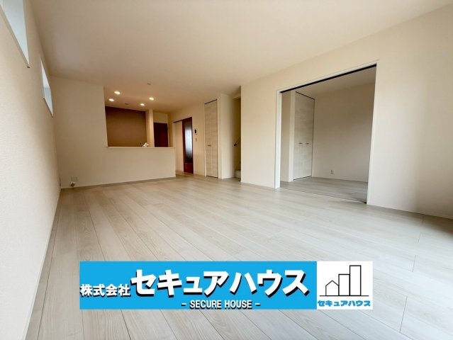 【本日ご案内可能】日進市梅森台　全3棟の居間・リビング|【LDKイメージ】
◆日当たりが良く温かい広々リビングは家族の団らんスペースになります。
◆対面式キッチンのため家族の様子を見ながら料理できます。