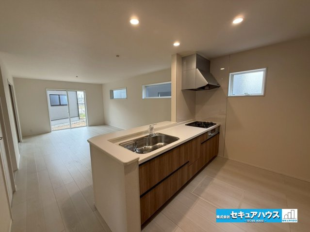 【本日ご案内可能】日進市梅森台　全3棟のキッチン|【キッチン】
◆同時にたくさんの料理が調理できる。「焼く・蒸す・煮る」の工程を同時進行で進めることができるので、料理を素早く作ることができます。育児でバタバタ忙しいママに嬉しい♪