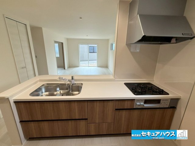 【本日ご案内可能】日進市梅森台　全3棟の独立洗面台|【洗面台】
◆鏡の裏にはたっぷりと収納スペースを標準装備！
◆電源を付属しているのでドライヤーなど利用できます。