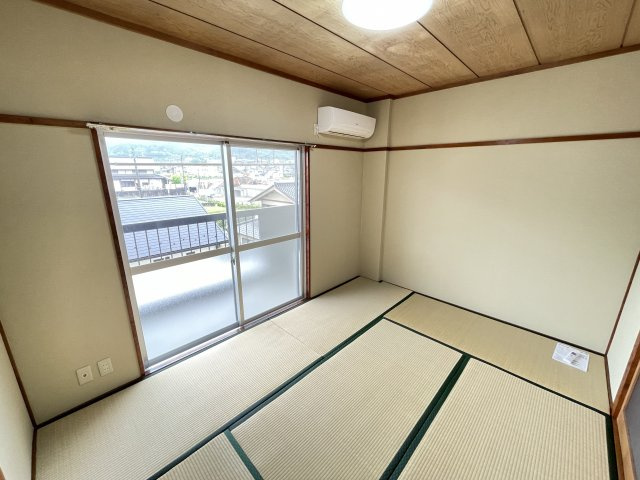 ジョイライフ手賀野|掃き出し窓のある和室1です