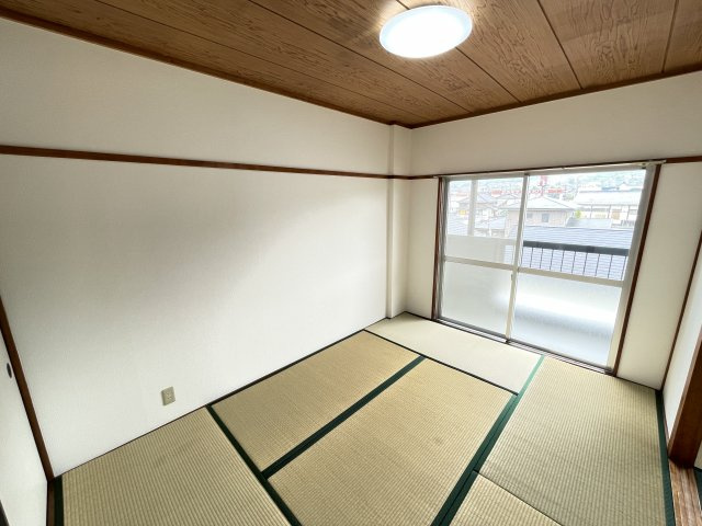 ジョイライフ手賀野|掃き出し窓と押し入れのある和室2です