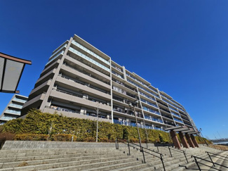 【外観】 | ザ・シーズンズグランアルト越谷レイクタウン | 水と緑に自然に溶け込むチャコールグレーのタイルを基調とし、光を受けて煌めくガラスをファサードのアクセントにした湖畔に佇む美しき邸宅