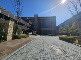  | ザ・シーズンズグランアルト越谷レイクタウン | 約３８ｍものアプローチが、その先へと期待を高めるグランドエントランス
エントランスまでの道は歩車分離設計で安全面にも配慮