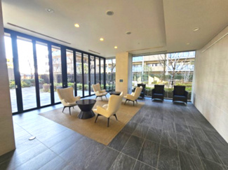 【その他共用部分】 | ザ・シーズンズグランアルト越谷レイクタウン | 四季折々の風景を楽しみながら憩う「オーナーズラウンジ」　オーガニックビールや有機栽培コーヒー、フルーツジェラードなどのカフェサービスもご用意しております