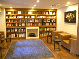 【その他共用部分】 | ザ・シーズンズグランアルト越谷レイクタウン | 「青山ブックセンター」のブックコンシェルジュが衣・食・住をテーマにセレクトした良書が揃う、隠れ家のような空間です。