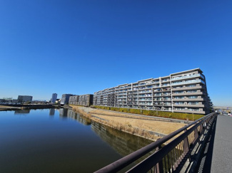 【外観】 | ザ・シーズンズグランアルト越谷レイクタウン | 水辺に映えるワンランク上の佇まい　全４３５戸の邸宅が水辺に新たな美しい風景を創出しています