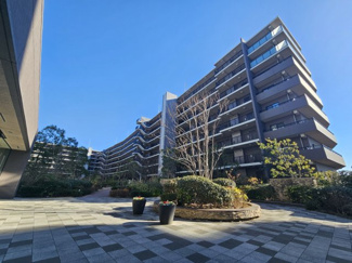 【中庭】 | ザ・シーズンズグランアルト越谷レイクタウン | 敷地面積5000坪超の広大な土地だからこそ可能な中庭シンボルとなるセンターガーデン