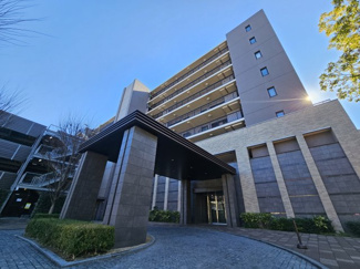  | ザ・シーズンズグランアルト越谷レイクタウン | 住まう人を格調高く迎え入れる「グランドエントランス」
まるでホテルのような堂々とした佇まいで、デザイン性の高い大庇が雨の日でも安心して乗り降りや荷物の搬出入にも役立ちます