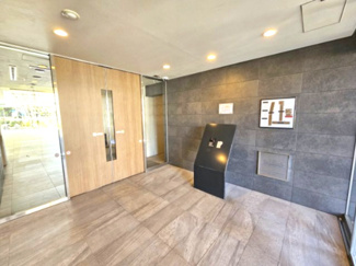 【エントランス】 | ザ・シーズンズグランアルト越谷レイクタウン | シンプルなタイル張りのエントランスは、大きな両開きドアのオートロックで安全性を高めます
また、玄関までの過程では、4種の高度なセキュリティシステム「クワッドロックシステム」を採用しています