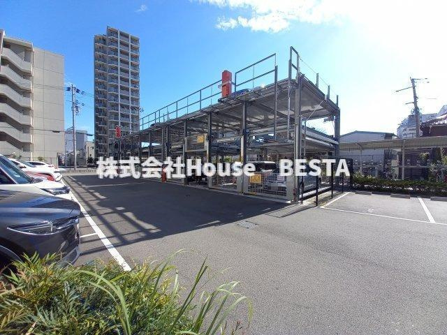 プレサンスTHE神戸の駐車場