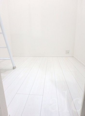 新宿区北新宿２丁目の賃貸マンションの居間・リビング|☆敷金ゼロ・礼金ゼロ！ネットも無料！初期安な築浅デザイナーズ