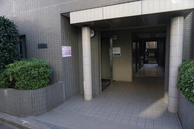 ステージファースト原宿のエントランス