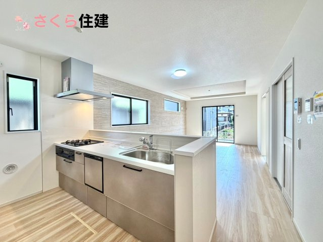 リガーレ宇都宮市針ヶ谷8期のキッチン|お子様と並んで料理をしても余裕のゆとりのキッチン。お子様と一緒に料理も叶いますよ♪