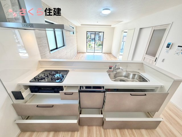 リガーレ宇都宮市針ヶ谷8期のキッチン|キッチン下収納は奥まで引き出せるので、大きく屈まなくても楽に必要なものがパッと取り出せます！