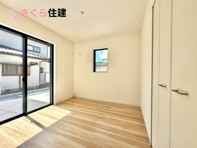 リガーレ宇都宮市針ヶ谷8期の洋室|リビング横の洋室は、思い切りお子様が遊べるキッズスペースにぴったり！押入はおもちゃをすっきり収納♪