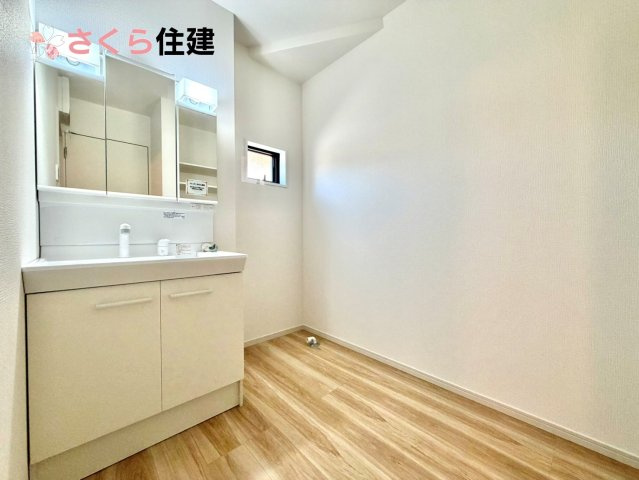 リガーレ宇都宮市針ヶ谷8期の洗面所|ゆとりある広さの洗面所。両サイド収納の洗面台で、二人ならんで同時の身支度もスムーズです。