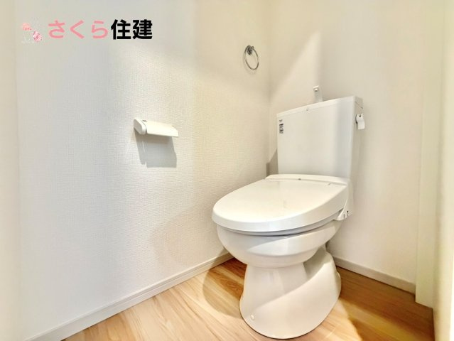 リガーレ宇都宮市針ヶ谷8期のトイレ|トイレは各階完備。夜、トイレに起きても、2階の寝室から1階のトイレに降りる必要はありません。