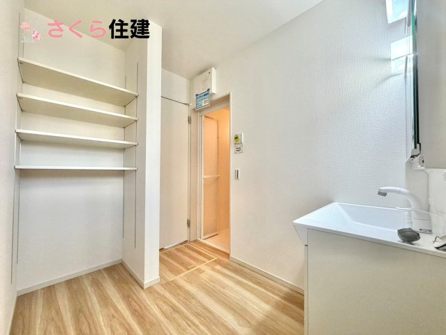 リガーレ宇都宮市針ヶ谷8期の洗面所|洗面室にも収納スペース完備！
