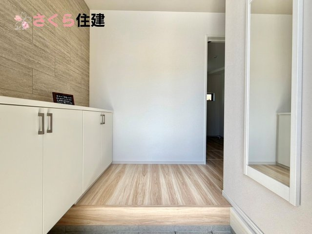リガーレ宇都宮市針ヶ谷8期の玄関|たっぷりしまえるシューズボックス完備！お子様が帰宅後に靴を片づける習慣も自然に身につきそうですね！