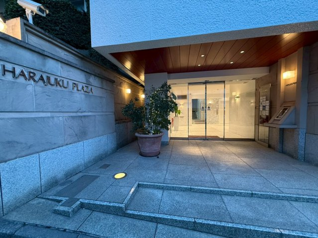 原宿プラザ　404のエントランス