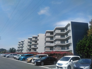 【外観】 | 平塚高村団地 | 建物外観：緑多く閑静な住宅地！広々とした敷地！！