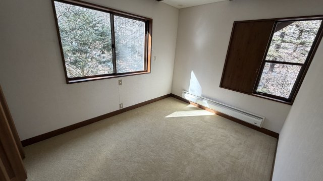 中軽井沢 千ヶ滝西区 新からまつの森エリア 中古戸建の洋室